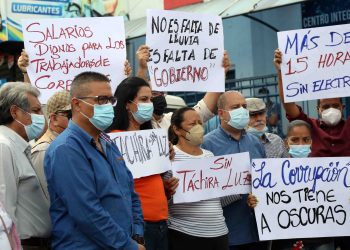Habitantes de diversas zonas de San Cristóbal exigen cesen apagones constantes
