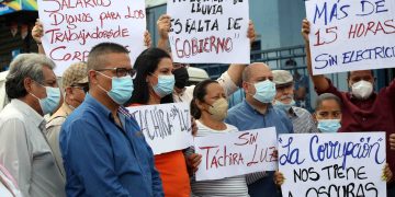 Habitantes de diversas zonas de San Cristóbal exigen cesen apagones constantes