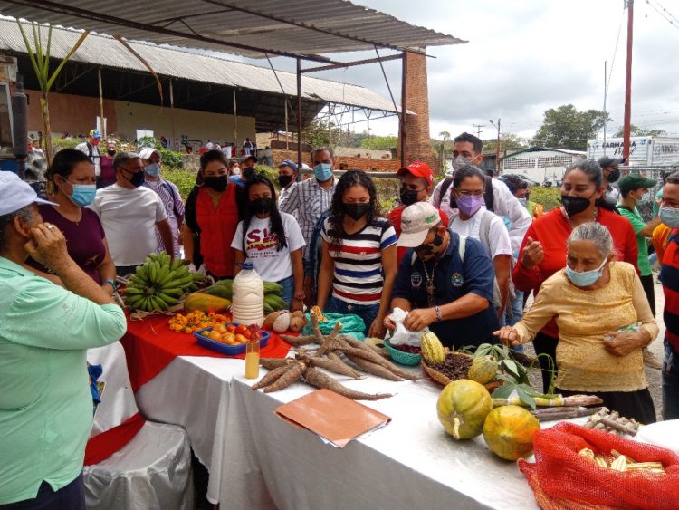 Celebran “Siembra del comandante Chávez” en la comuna “Patria Libre y Soberana”