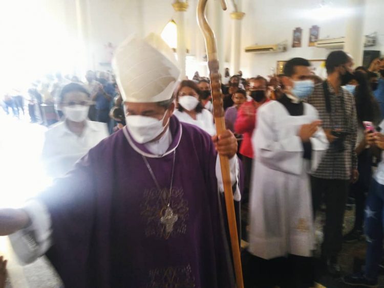 El Obispo Diocesano José Trinidad Fernández entrando al templo Virgen del Carmen.