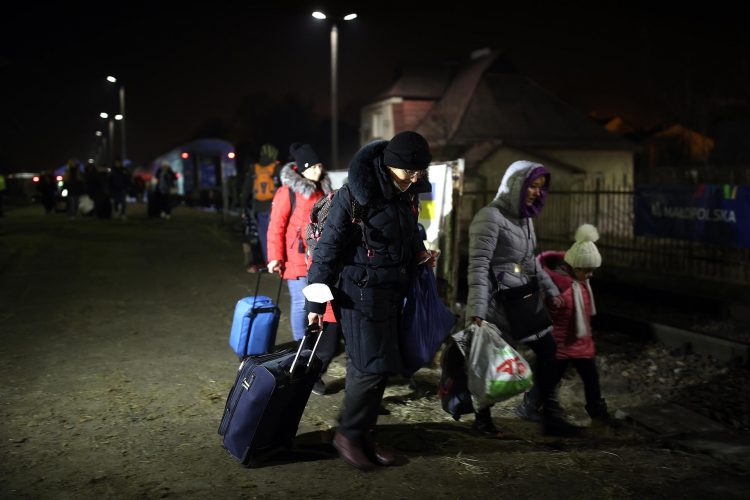 Una familia de refugiados ucranianos a su llegada este jueves a la estación polaca de Olkusz. EFE/EPA/LUKASZ GAGULSKI