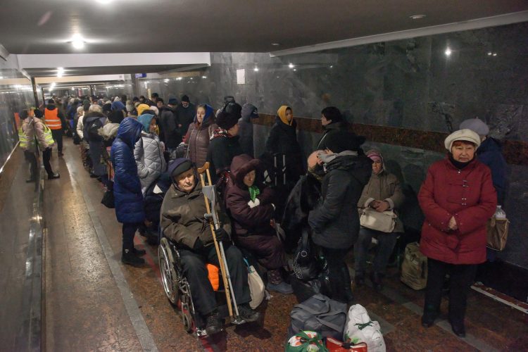 Decenas de personas aborrotaban esta pasada noche la estación de tren de Lviv, en el oeste de Ucrania, huyendo de la guerra. EFE