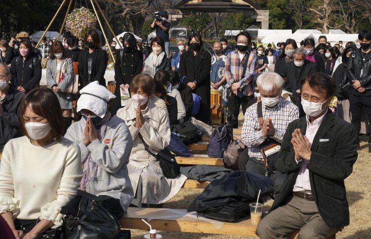 Japón recuerda a las víctimas de desastre natural y atómico