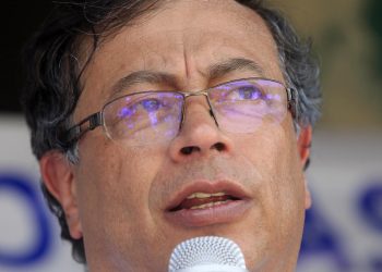 Petro se impondría a todos sus rivales en las presidenciales, según encuesta