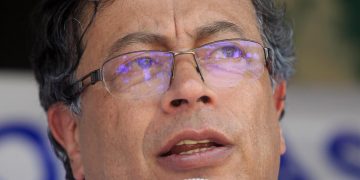 Petro se impondría a todos sus rivales en las presidenciales, según encuesta