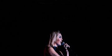 El avión de Miley Cyrus aterriza de emergencia tras el impacto de un rayo