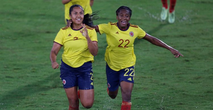 Manuela Vanegas (i) de Colombia celebra un gol, en una fotografía de archivo. EFE/ Ernesto Guzmán Jr.