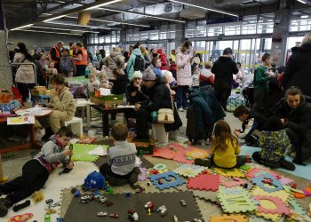 Ucrania abre seis corredores para refugiados, que alcanzan ya 2,15 millones
