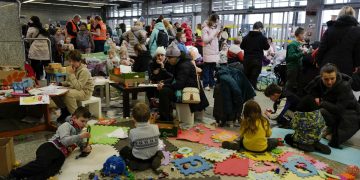 Ucrania abre seis corredores para refugiados, que alcanzan ya 2,15 millones