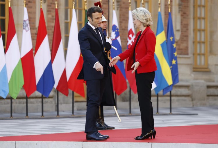 El presidente francés Emmanuel Macron (i) saluda a la presidenta de la Unión Europa, Ursula von der Leyen