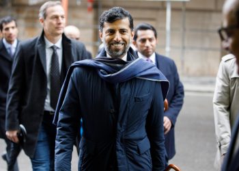 Emiratos da marcha atrás y se compromete con el acuerdo de producción de OPEP+
