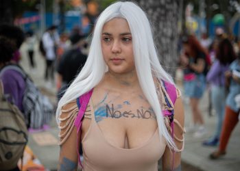 Chavismo y oposición conmemoran el Día de la Mujer