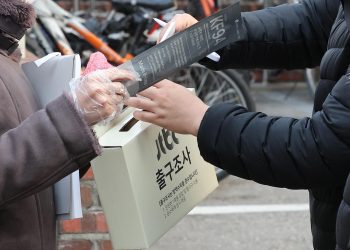 Los primeros sondeos en Corea del Sur muestran a los dos favoritos casi empatadosv