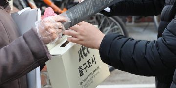 Los primeros sondeos en Corea del Sur muestran a los dos favoritos casi empatadosv