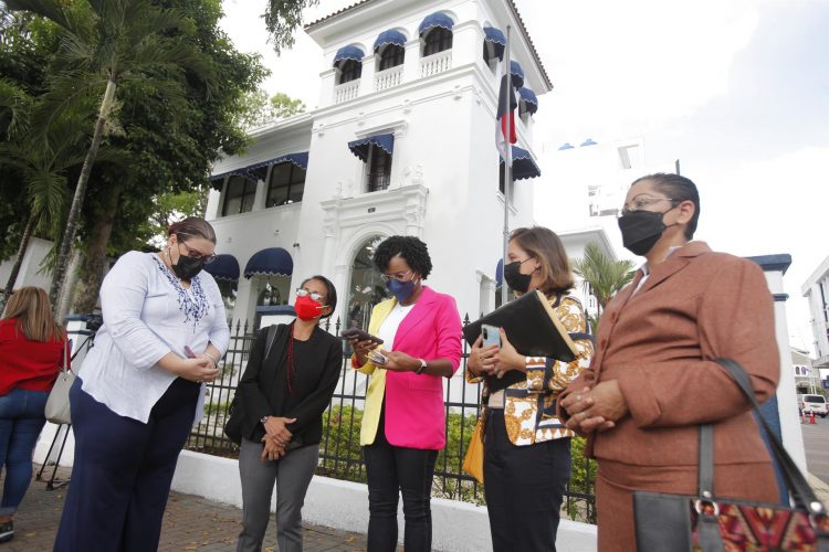 Un grupo de mujeres presentan una denuncia pidiendo una investigación que esclarezca el caso de la menor de 8 años embarazada tras ser violada por un familiar hoy, en la Fiscalía de Panamá, en Ciudad de Panamá. EFE/