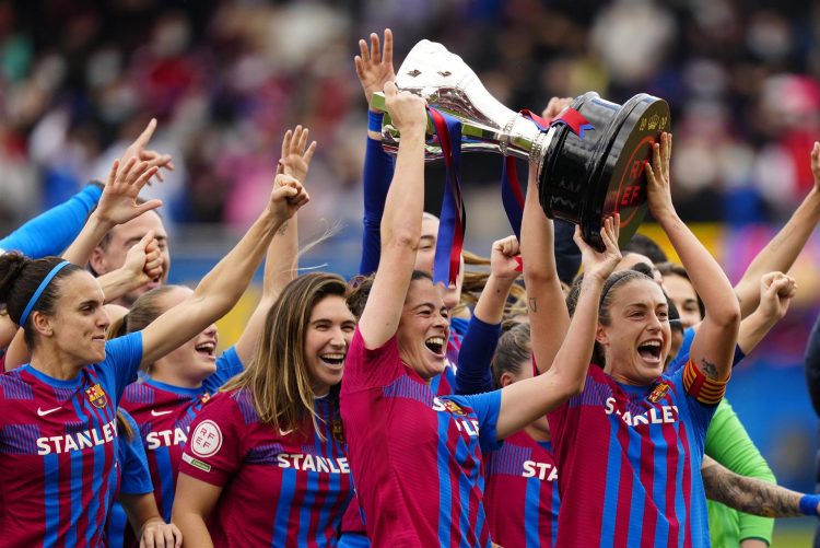 La delantera del FC Barcelona Alexia Putellas (d) celebran con el título tras ganar la Primera División femenina tras derrotar 5-0 al Real Madrid EFE