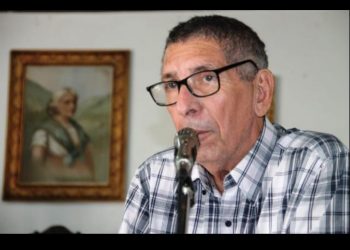 Francisco Graterol Vargas, entre una caimanera, un cuaderno y un lápiz