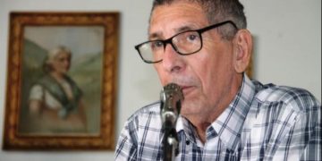 Francisco Graterol Vargas, entre una caimanera, un cuaderno y un lápiz