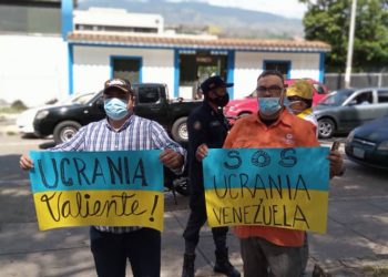 Mientras manifestaban por la paz de Ucrania fueron «acosados» por funcionarios