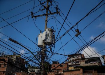 Ciudadanos denuncian apagones prolongados en estados en el oeste de Venezuela
