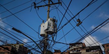 Ciudadanos denuncian apagones prolongados en estados en el oeste de Venezuela