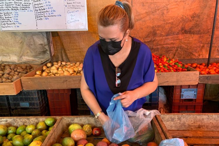 Una persona compra alimentos el 9 de marzo del 2022, en Caracas (Venezuela). EFE/Miguel Gutiérrez