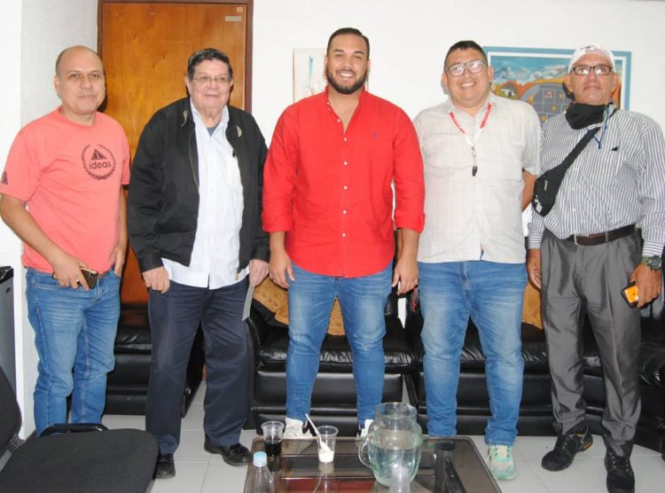 Hugo López en su visita al Diario de Los Andes, el equipo de Super Deportes y sus editores le dieron la bienvenida. Gráficas: Alexander Viloria