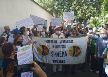 Jubilados y pensionados protestaron frente al IVSS-Valera para exigir una pensión y un salario digno