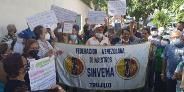 Jubilados y pensionados protestaron frente al IVSS-Valera para exigir una pensión y un salario digno