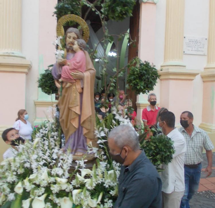  A las puertas del templo, San José listo para procesión.