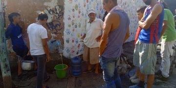 Valeranos hacen cola para poder llenar sus pimpinas de agua