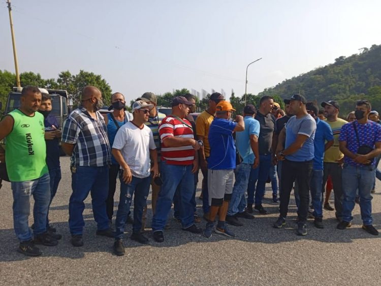  El grupo de cisterneros del agua protestan por el cierre de los cuatro llenaderos principales.