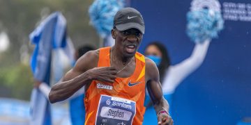 El sudafricano Mokoka bate el récord del mundo de 50 km con 2h40:13