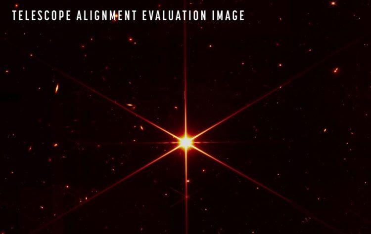 Imagen tomada por el telescopio espacial James Webb, tras concluir la fase de alineación de sus espejos, de la estrella 2MASS J17554042+6551277, utiliza un filtro rojo para optimizar el contraste visual. EFE/NASA/