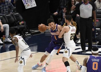 Booker hunde a los Nuggets con 49 puntos; el Este, al rojo vivo