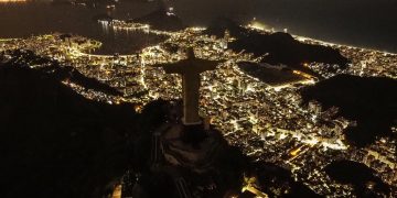 El Cristo Redentor, ícono de Brasil, entra en penumbra por el medioambiente