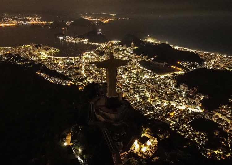 Fotografía tomada con un dron este sábado en la que se registró la estatua del Cristo Redentor completamente apagada, al unirse a la iniciativa medioambiental la Hora del Planeta, en Río de Janeiro (Brasil). EFE/