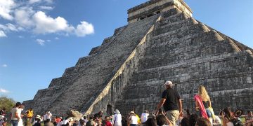 Miles disfrutan el fenómeno del equinoccio de primavera en Chichén Itzá