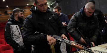Rusia advierte de que los países que envíen armas o mercenarios a Ucrania «responderán por ello»