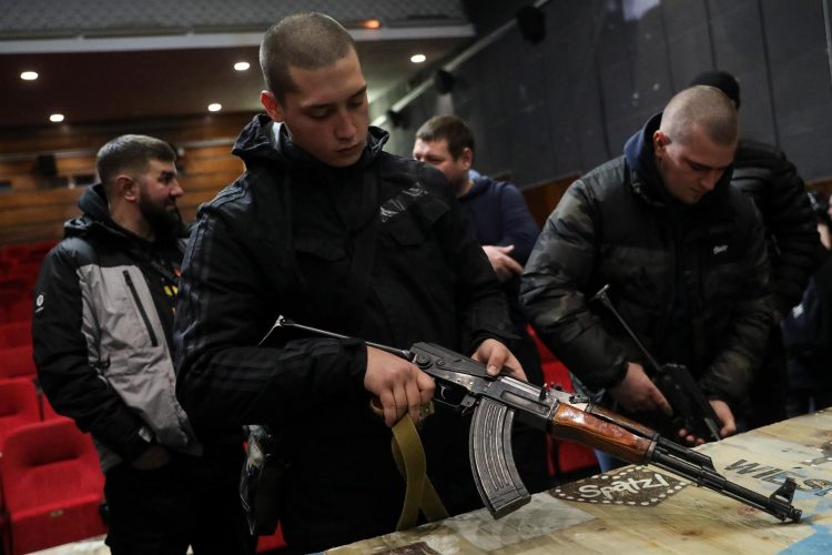 Civiles ucranianos reciben instrucción sobre el manejo de armas dentro de un cine en Leópolis, al oeste del país. EFE
