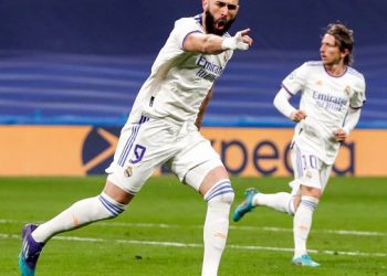 Benzemá con triplete en 17 minutos encarriló al Real Madrid a cuartos de Champions