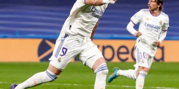 Benzemá con triplete en 17 minutos encarriló al Real Madrid a cuartos de Champions