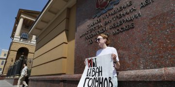 El portal ruso Meduza desafía la prohibición de Moscú y las amenazas de traición