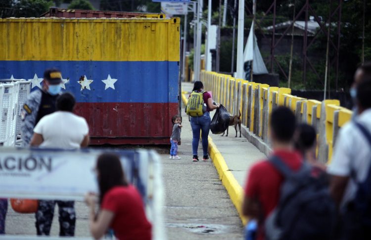 Personas cruzan el puente internacional Simón Bolívar, paso fronterizo entre Colombia y Venezuela, en Cúcuta (Colombia), EFE