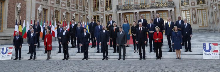 Foto de familia de la cumbre de los jefes de Estado y de Gobierno de la Unión Europea en su encuentro en el Palacio de Versalles (París) en el que analizarán este jueves su respuesta a la invasión rusa de Ucrania y debatirán sobre la reducción de la dependencia energética de Rusia, en esta Cumbre que se celebra los días 10 y 11 de marzo. EFE/Chema Moya