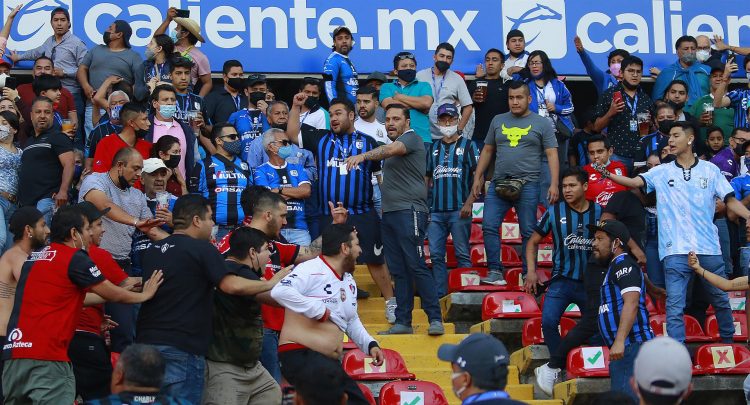 Aficionados de Querétaro y Atlas se enfrentaron en el minuto 62 y varias familias tuvieron que ser resguardadas en la cancha, durante la jornada 9 del Torneo Clausura 2022 de la Liga MX del fútbol mexicano en el estadio Corregidora de la ciudad de Querétaro (México) EFE