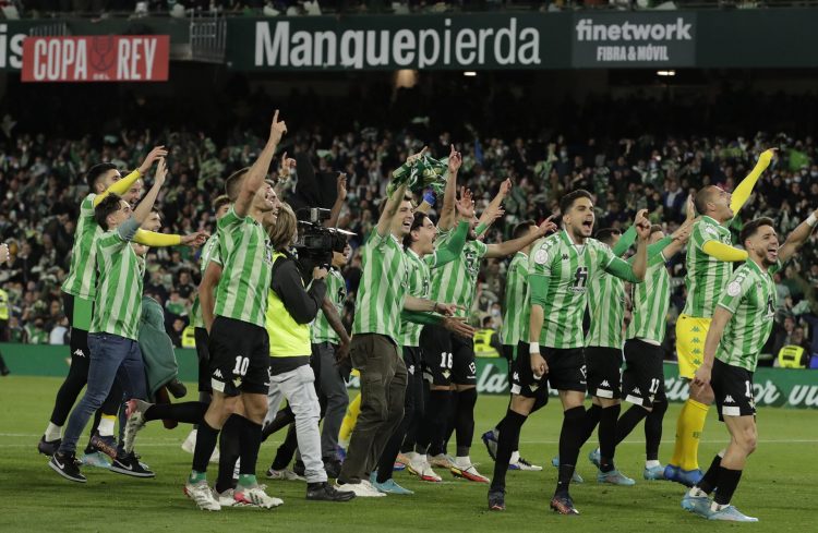 Los jugadores del Real Betis celebran el pase a la final de Copa tras empatar a uno con el Rayo Vallecano. EFE
