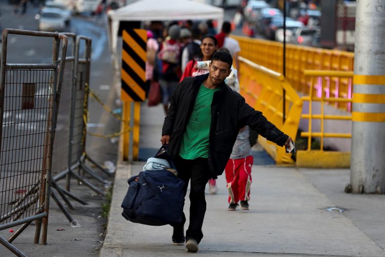 Fotografía de archivo en la que se registró a un migrante venezolano a su llegada al puente de Rumichaca, en la frontera de Ecuador con Colombia. EFE/José Jácome