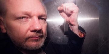 Julian Assange se casará en la prisión de Belmarsh, lucirá una falda escocesa