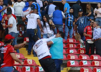 Pelea entre hinchas fue a parar a la cancha y provoca la suspensión del Querétaro-Atlas
